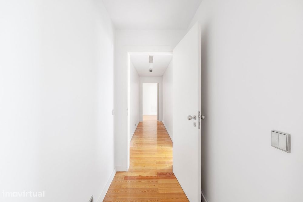 Apartamento no Chiado com 2 salas e 2 quartos e 2 lugares de estaciona