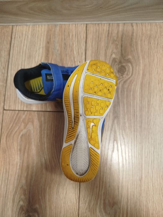 Продам легенькі та зручні кросівки Nike 
Зручність: Завдяки липучці