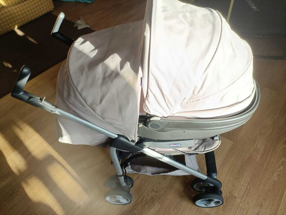 Carrinho de bebé com alcofa Chicco