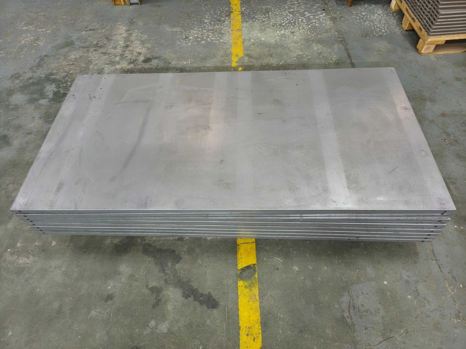 8 Paineis em chapa de aço com estrutura tubular para estante ou piso de suporte, acabamento galvanizado.