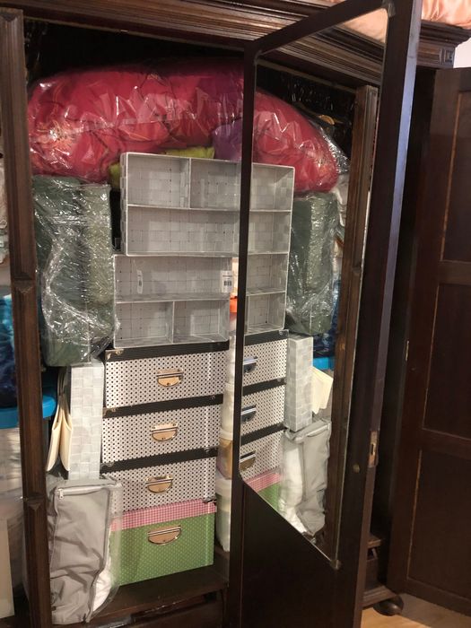 Roupeiro/ Guarda-fatos vintage com talha rica e muita arrumação