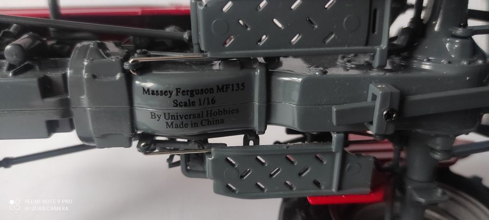 Model Universal Hobbies Massey Ferguson MF 135 skala 1 16