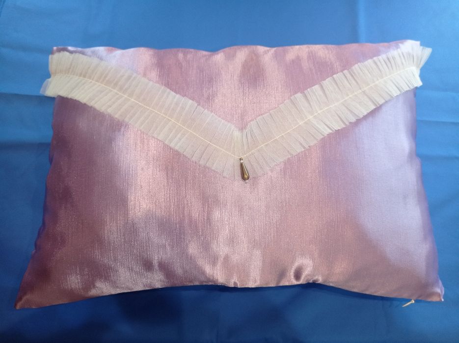 Подушка с наволочкой.