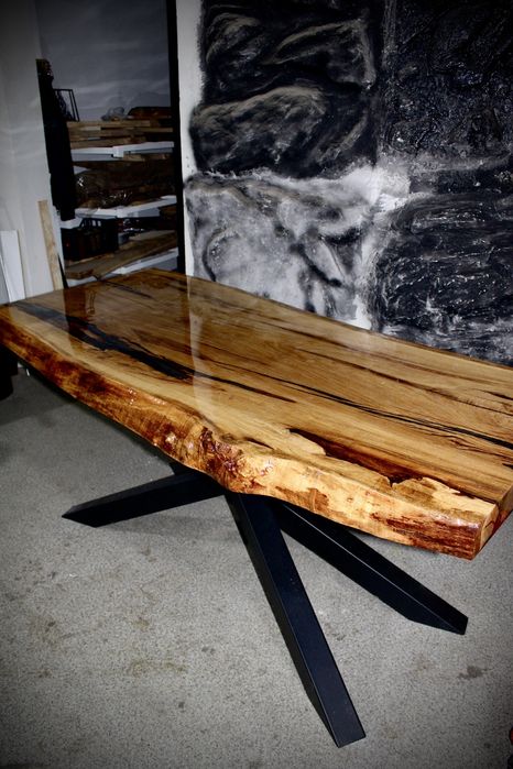 Stół dębowy z żywicą. Monolit