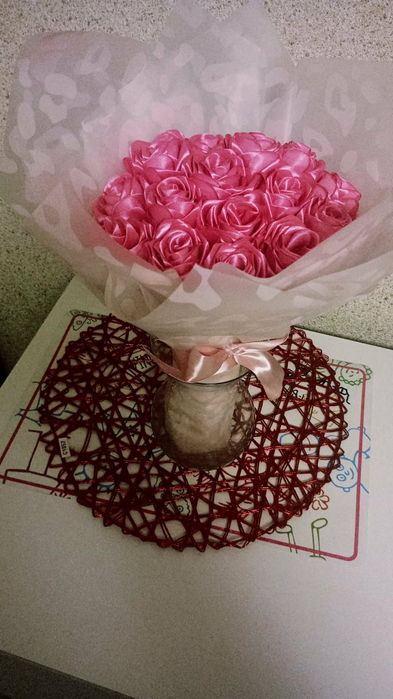Bukiet róż z wstążki satynowej