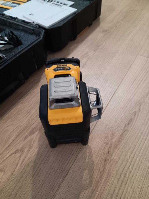 Laser DeWalt DCE0811R czerwony