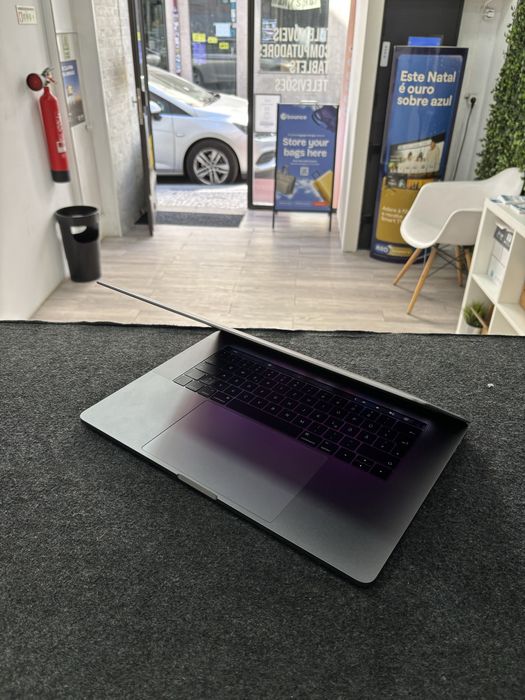 MacBook Pro 15 Core i7 | 512GB | 16GB | Radeon Pro 4GB