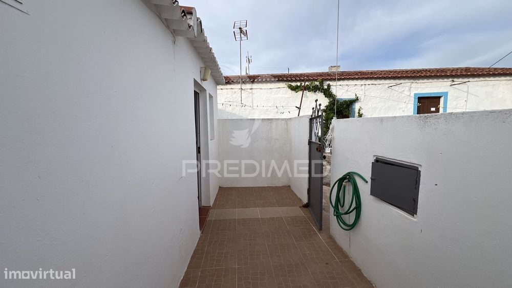 Moradia T1 com Espaço Comercial Remodelado em Albernoa