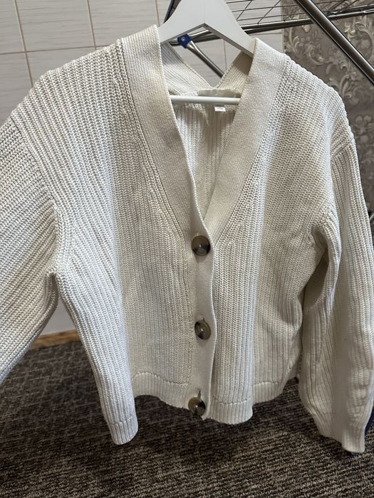 Жіночий вʼязаний кардиган