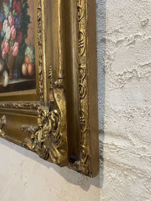 Kwiaty letnie w wazonie w pieknej drewnianej ramie