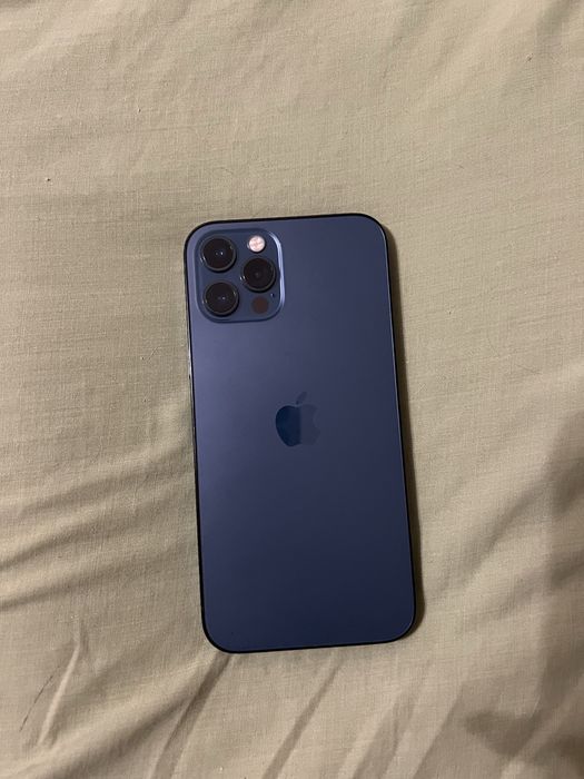 Apple iPhone 12 Pro, синього кольору, в гарному стані.