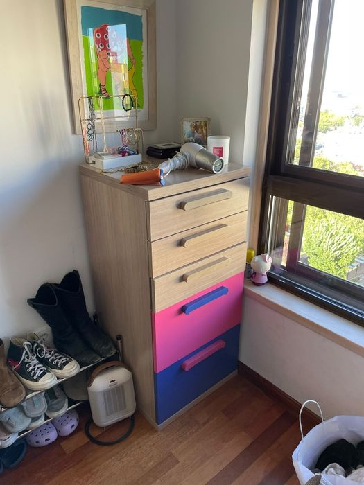 Quarto, secretária e cómoda