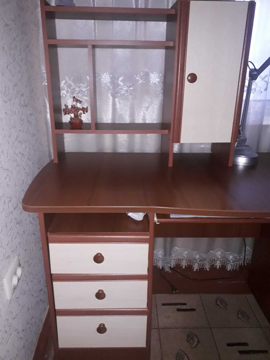 Стіл комп'ютерний