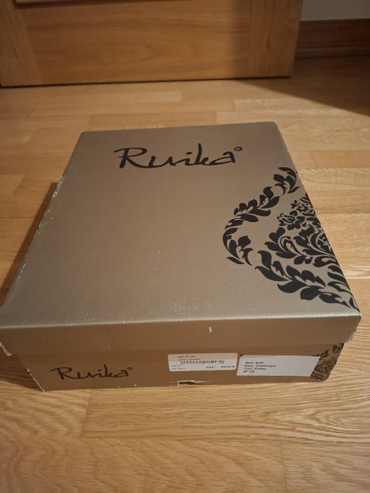 Botins em camurça da marca Ruika