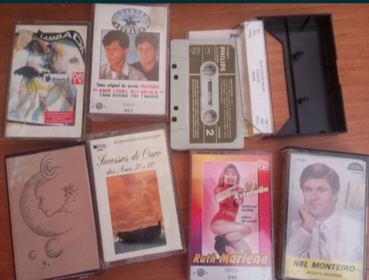 Várias cassetes de música