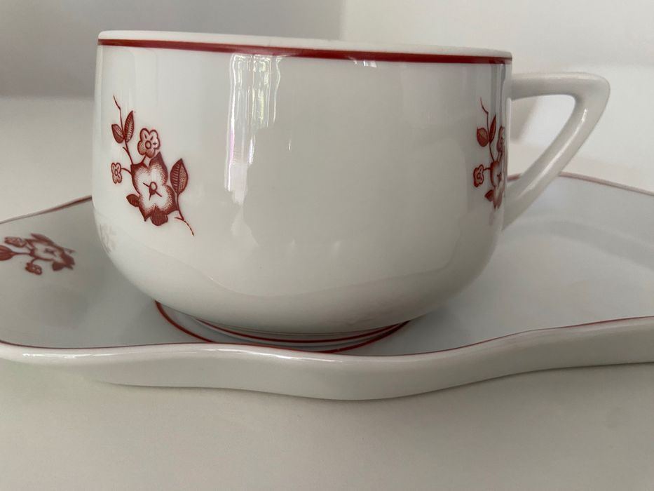 Chávena almoçadeira com prato de torradas Candal