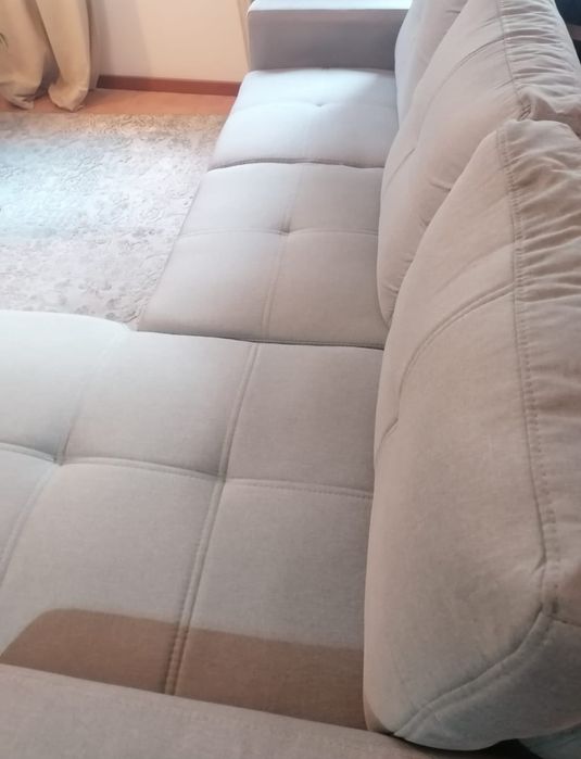 Sofá cama cinza com chaise long