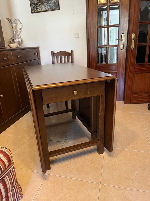 Mesa dobravel em madeira macissa .