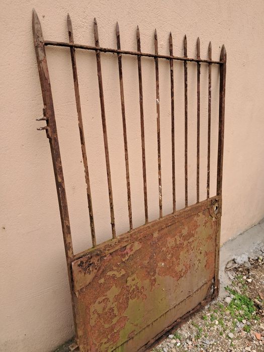 Porta em ferro forjado antiga.