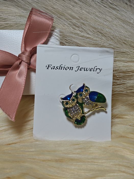 Śliczna broszka w kolorze złotym motyw sowy. karnawał i inne okazje