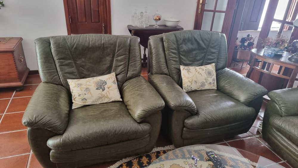 Conjunto sofás em pele verde escuro