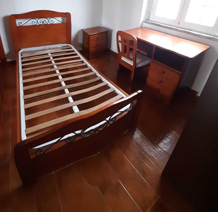Mobília de quarto solteiro em cerejeira.