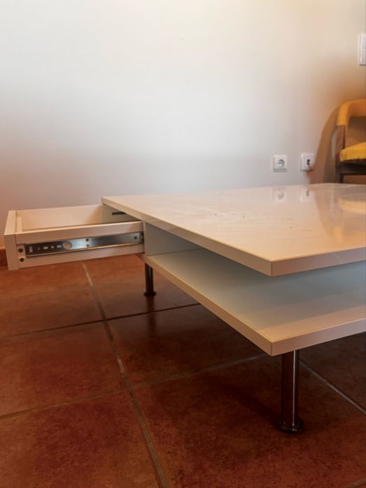 Mesa com gavetas para sala