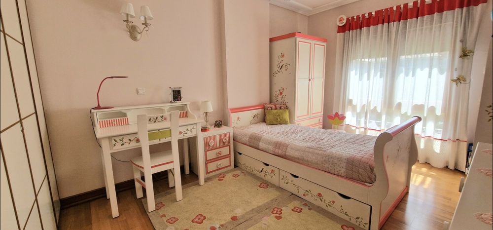 Mobília quarto criança em madeira maciça  com pintura manual Oficina r