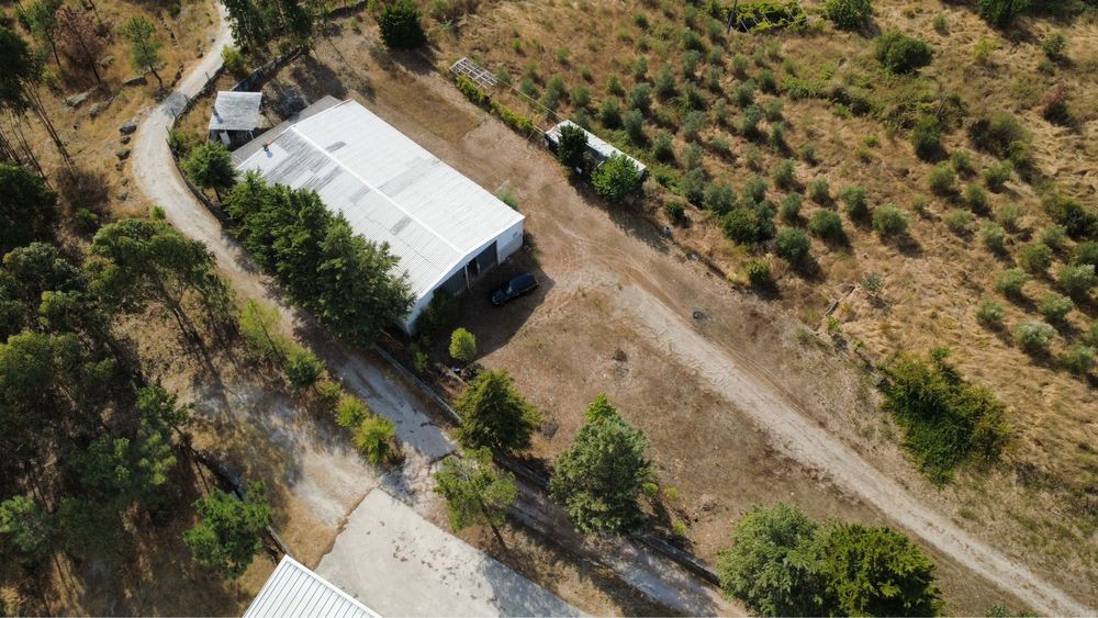 Arrenda-se pavilhão e zona circundante
