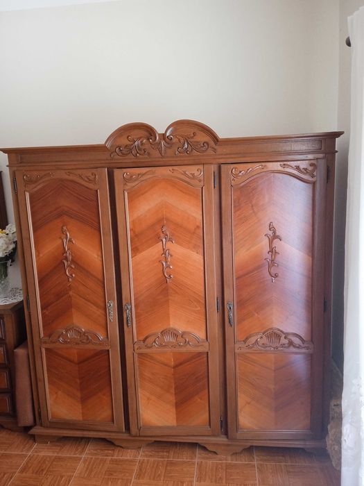 Móvel de QUARTO COMPLETO (Colchão incluído) em Castanho