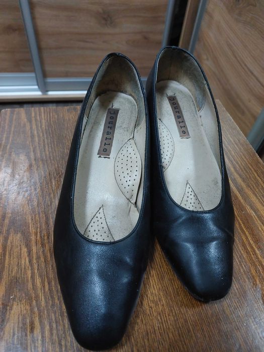 Отдам даром женскую обувь