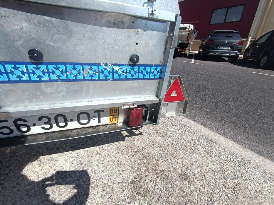 Atrelado com suporte