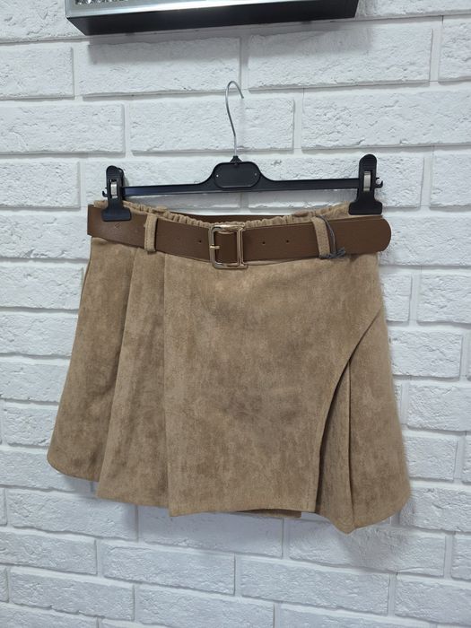 Spódnico-
Spódnico-spodenki z paskiem – camel zamszowy look