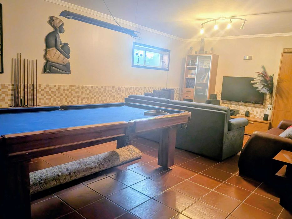 Moradia T4 com Piscina em Milheirós, Maia – 4 Frentes, Garagem p/ 2 Carros, Churrasqueira e Salão de Jogos,