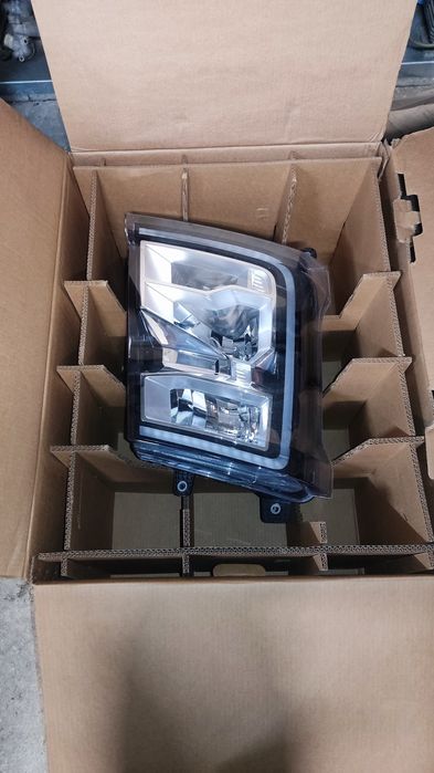 Farol Frente Direito Ford Truck 2024 F-MAX camião