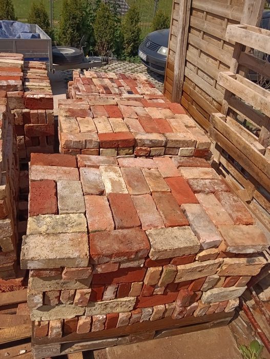 Stara cegła z rozbiórki