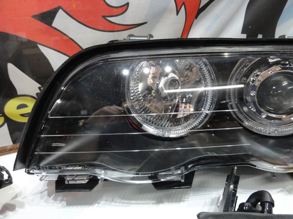 Faróis angel eyes com luz branca 5000k para BMW E46 4 portas / limosine 98-01 fundo preto com angel eyes em branco