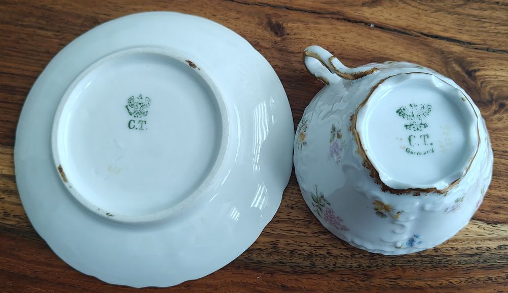 Pozłacana filiżanka w kwiaty Carl Tielsch