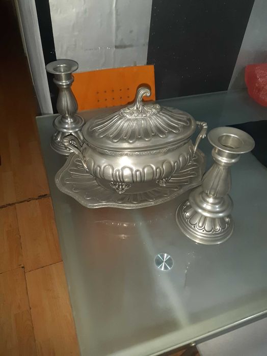 vendo  Conjunto de terrina e travessa com par-de-castiais lindos