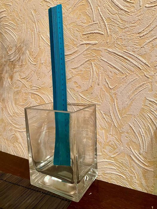 Скляна ваза для декорування.