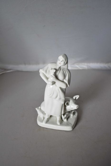 Figurka porcelanowa Świniarka