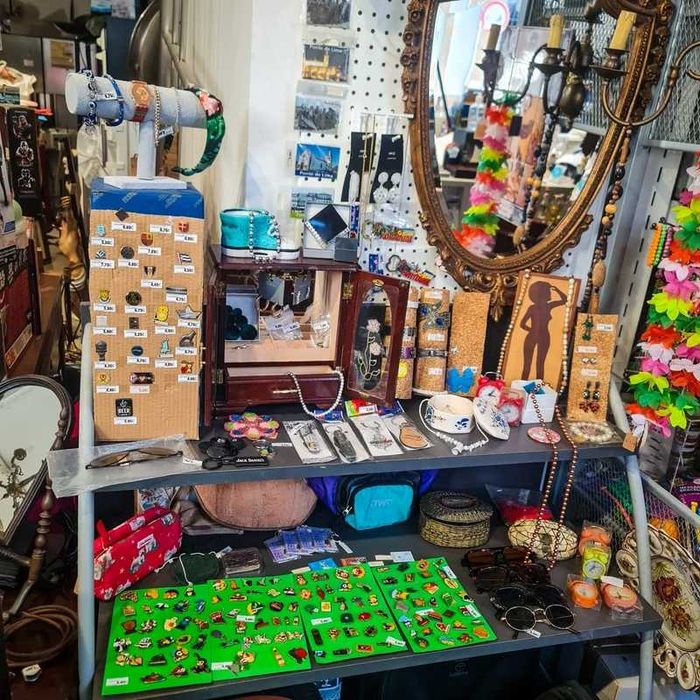 Pregadeira Autor– Ana Fernandes– Metal c/Frente Preta Base Geométrica