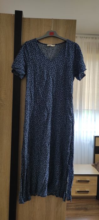 Жіноча сукня в квітковий принт.