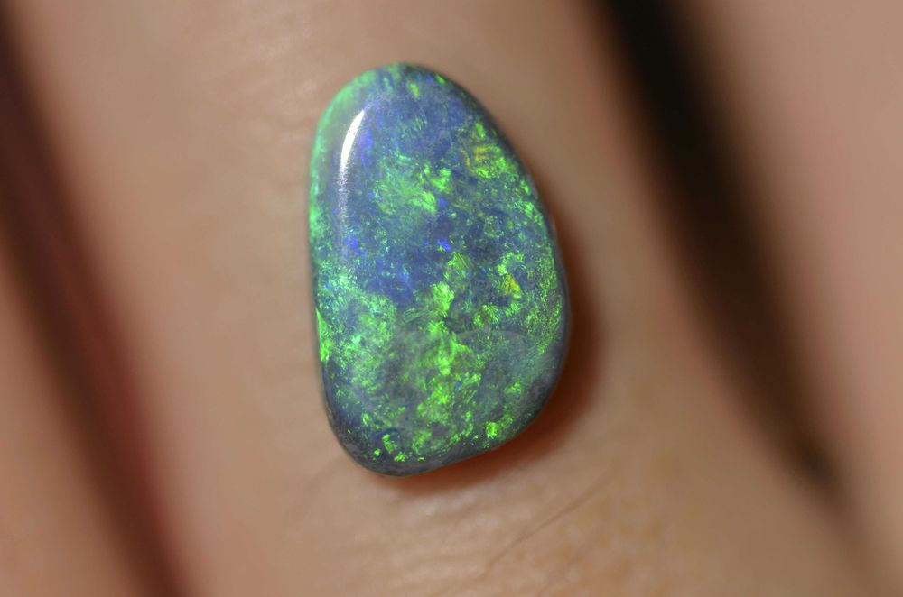 naturalny lity opal australijski pół-czarny