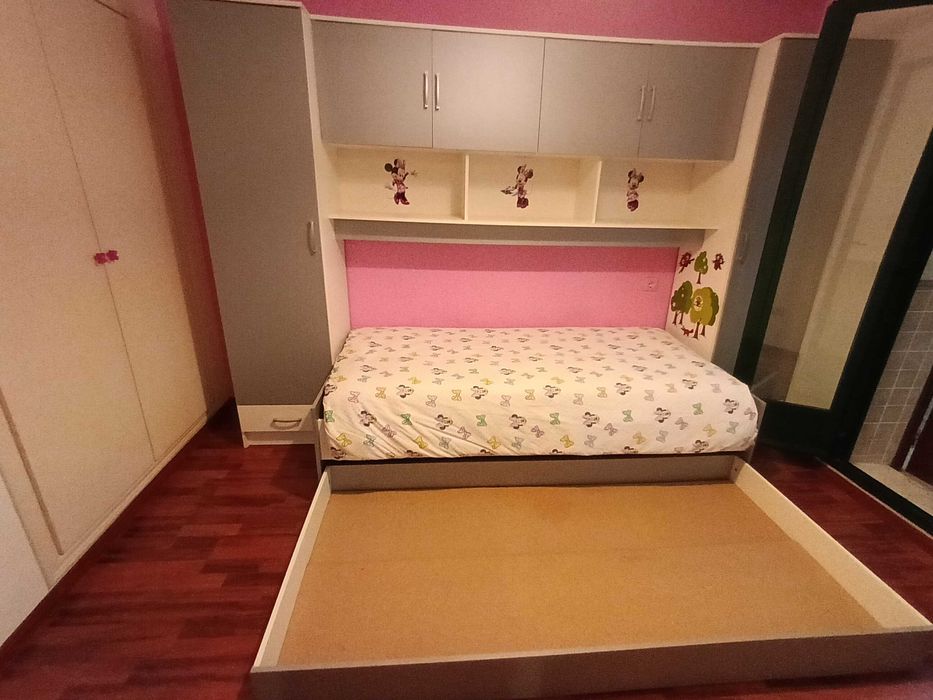 Quarto solteiro branco e cinza