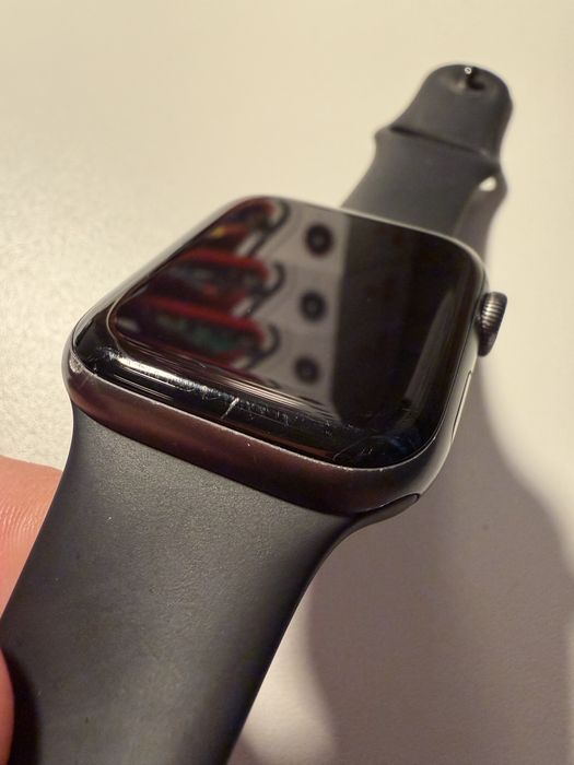 Apple Watch 4 - 44mm com caixa e braceletes