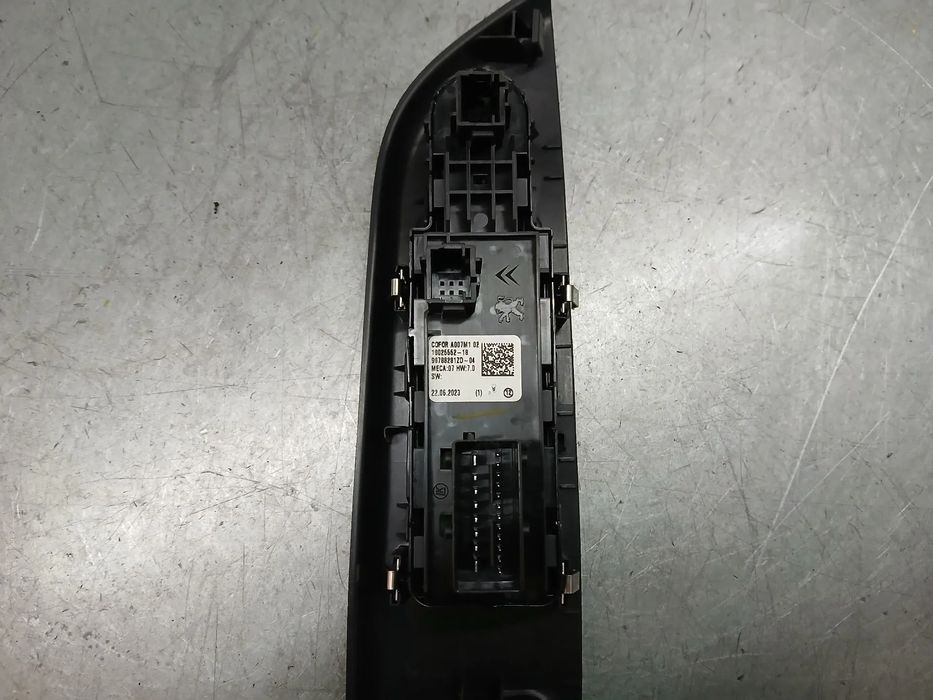 Comando / botão / interruptor vidros frente esquerdo OPEL Corsa F