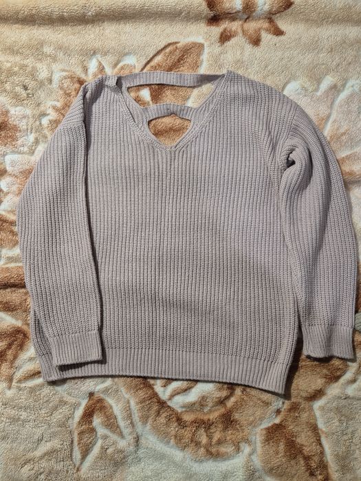 Светр рожевий з цікавою спинкою