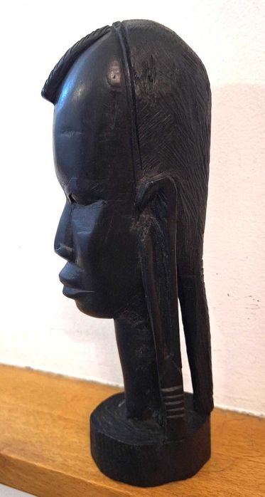 Busto feminino em pau preto, antigo, com penteado elaborado