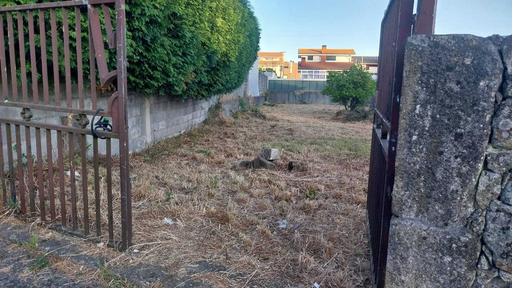 Terreno urbano para construcao 2 Moradias  Maia